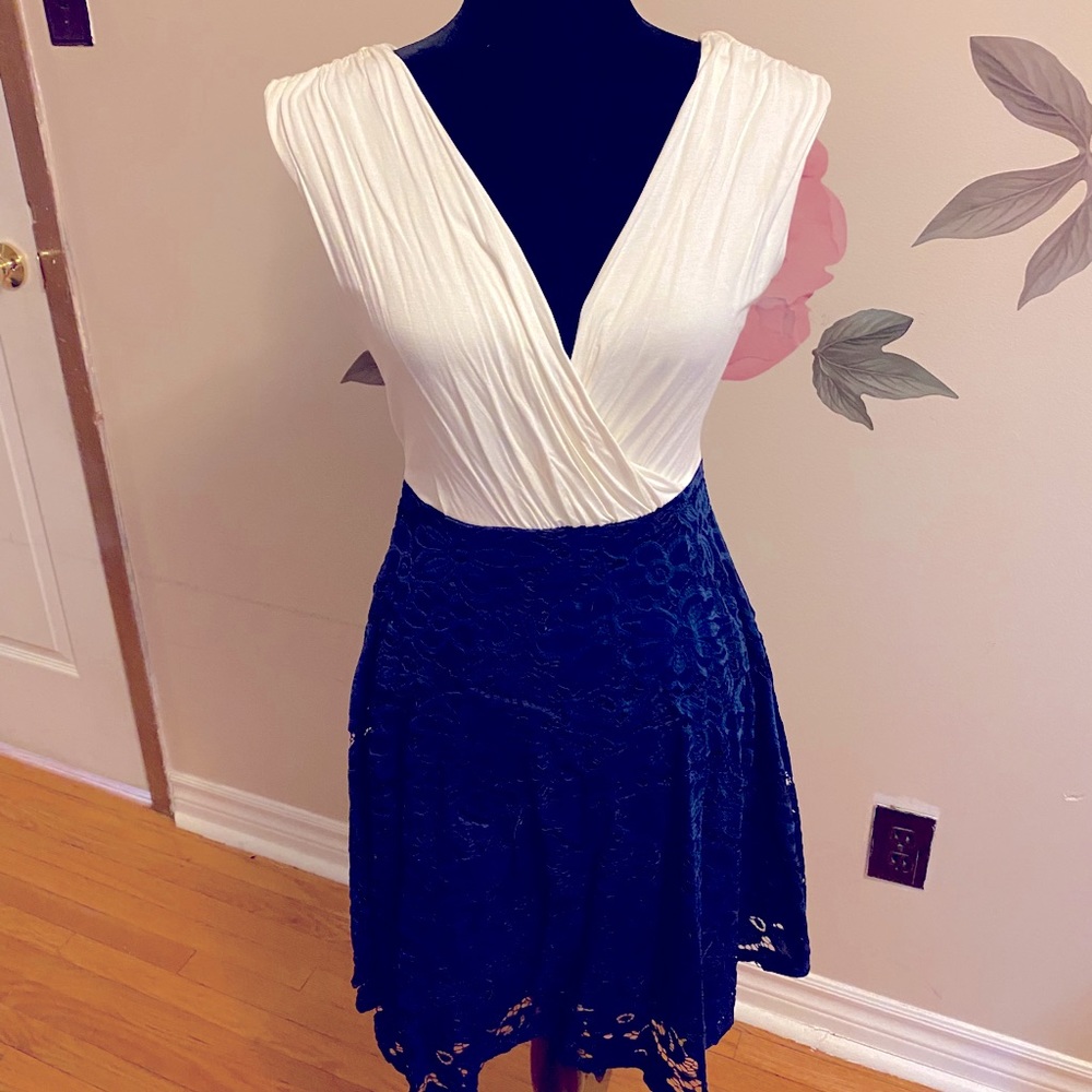 🍁3/$20 Suzy Shier blue and white lace dress